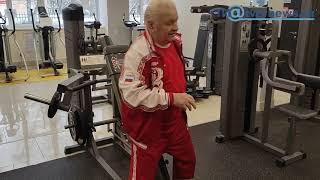 Пенсионер в 81 год качается в тренажёрном зале