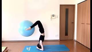 Headstand with yoga ball#mom #momlife #japan #yoga #yogaball#ヨガ#fitness#ママ#wife#workout#lifeinjapan