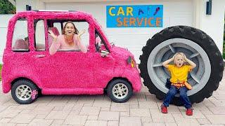 يساعد كريس أمي في العناية بالسيارة الوردية