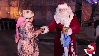 ДЕД МОРОЗ ДАРИТ ПОДАРКИ ДЕТЯМ. СОЦИАЛЬНЫЙ РОЛИК НОВЫЙ ГОД 2021. SANTA CLAUS GIVES GIFTS TO CHILDREN