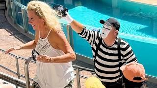 HILARIOUS Tom The SeaWorld Mime (ARRIVE EARLY)