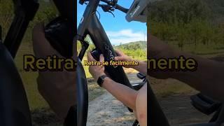 A bateria da Beeq E850 Trekking retira-se facilmente! Podemos até carregar o telemóvel com ela 