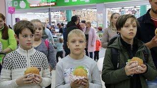 В Клинцах прошел конкурс по скоростному поеданию бургеров.