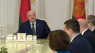 Лукашенко: По 35-40 тысяч! Хорошая зарплата, правда? // Про футбол, медицину и кадры