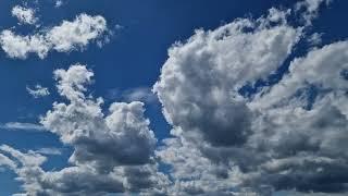 Футаж. Красивые облака быстро плывут по небу. Видео с облаками. Облака. 4К видео-заставка без звука.
