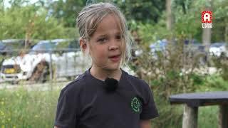 Schoenen en sokken uit op Blote Voetenpad in Boskoop: 'Steentjes en hout doen wel een beetje auwie!'