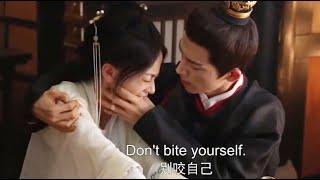 "Don't bite yourself"Wang Xingyue put his hand into WuJinyan's mouth to stop her from biting herself