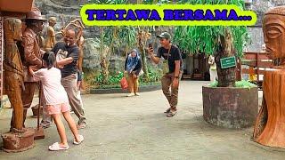 Dia panik, orang TUAnya tertawa Bahagia, LIVING STATUE PRANK, HUMAN STATUE PRANK