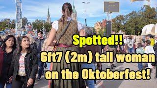 Reactions! 7ft Giantess visits the Oktoberfest!