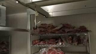 Мясной цех (4). Камера хранения охлаждённого мяса на крюках.