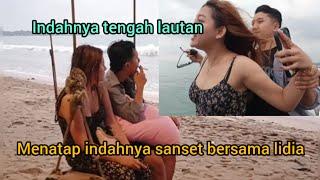 N_L nalendra-lidia lagi Menikmati suasana sanset dan indahnya tengah laut!!!