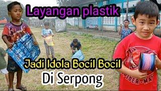 Layangan plastik jadi primadona bocil bocil Serpong