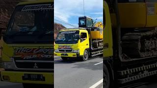 TRUK TOWING MUATAN ALAT BERAT EXCAVATOR NGEBUT MELAJU CEPAT #shorts #trending #subscribe