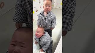 The Elder Brother Helped His Twin Brother Who Fell Down!#cutebaby #baby #funny#viral#funnybaby#baby