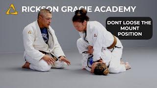 Rickson Gracie shows a detail to not lose balance when finishing from the mount