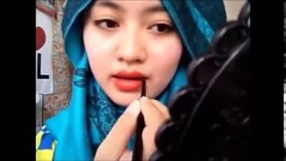 video  Bibir Sexy Cewek Cantik Meragakan Cara Memake Up Bibir Sexy nya