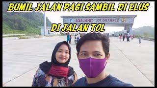 BUMIL JALAN PAGI SAMBIL DI ELUS DI JALAN TOL