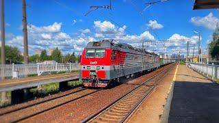 Электровоз 3ЭС4К-042 с грузовым поездом и приветливой бригадой проезжает о.п Новая Охта