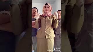 Ibu guru cantik