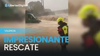 Impresionante rescate de conductores atrapados por la lluvia en Valencia