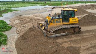 Talented Operator Controller Heavy Bulldozer Komatsu Vs Shantui Moving Soils And Sand In Water