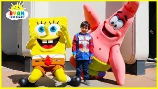 Ryan meets SpongeBob at Universal Studios Amusement Park!
