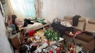 You can't imagine that such a dirty and messy house is actually inhabited by a young couple.