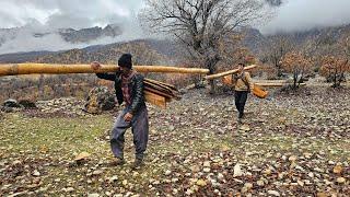 ️🪵 Crossing difficult roads on a rainy day: building a hut with wood and boards 