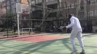 Hard work life easy by Bouli:double Jab-step with both feet,wit crossover wit between legs