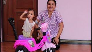 Shanti Belajar Sepeda Anak Bayi Roda Tiga kok Malah Joget hehehe lucu sekali - Baby playing tricycle