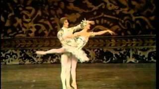 "Pas de Deux" from Tchaikovsky's The Nutcracker (Rudolf Nureyev and Merle Park)