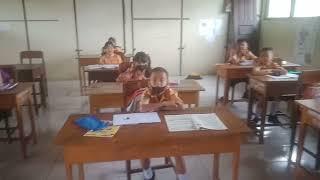 anak kelas 2 SDN 3 RIANGGEDE mengingat satuan panjang lewat lagu.