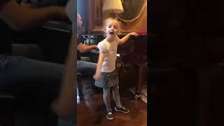 6-летняя Лиза Галкина исполняет на французском языке песню Джо Дассена "Елисейские поля"