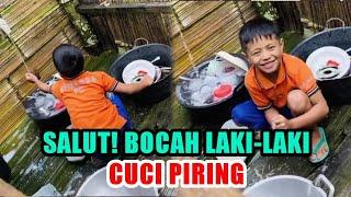 Lucu dan Langka ! Anak Laki-laki Cuci Piring Sambil Nyanyi