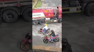 VIRAL Aksi Geber² Motor Di Sitinjau Lauik Disemprot Asap Truk, Sesuai Harapan Netizen #shorts