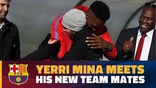 Yerry Mina greets his fellow Barça players for the first time