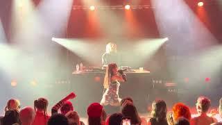 Isabella Lovestory - Amor Intro & Cherry Bomb (Live in Brussels)