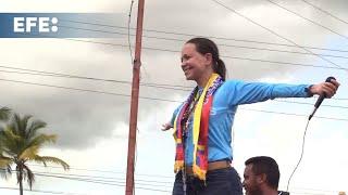 María Corina Machado llega a territorio chavista y es rodeada y aplaudida durante su recorrido