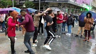 BAJO LA LLUVIA OFRECIENDO  BAILAR  SALSA MIREN QUÉ  SUCEDE 