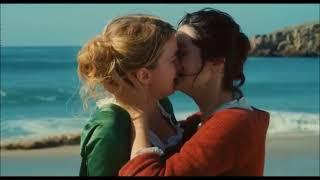 Marianne (Noémie Merlant) and Héloïse (Adèle Haenel) kissing - Portrait of a Lady on Fire (2019)