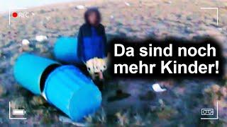 Polizisten entdecken vermisste Kinder, die auf dem Gelände des Triebtäters versteckt sind