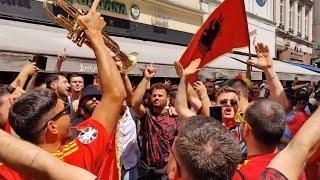 LIVE, Dusseldorf/ Tifozët e Spanjës këndojnë himnin shqiptar bashkë me tifozët e Shqipërisë, leksion