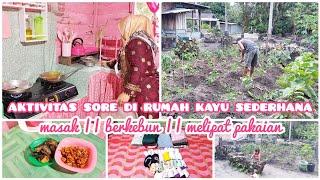 AKTIVITAS IBU RUMAH TANGGA SETELAH KELUAR RUMAH || KEGIATAN SORE DI RUMAH KAYU || MASAK DAN BERKEBUN