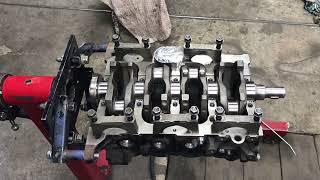 Двигатель 5E-FE Тойота установка коленчатого вала. Toyota 5E-FE engine crankshaft installation.