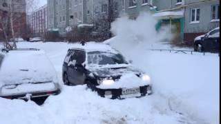 Subaru Forester выезжает из снега