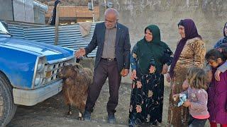 Happiness in Sugli's eyesThe shopkeeper's help to Rasool in giving him a car to find his lady