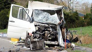 Tödlicher Unfall auf B438 in Collinghorst: Transporter kollidiert mit Ackerschlepper