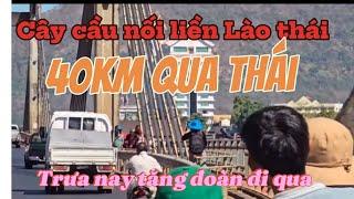 Tăng đoàn sư minh tuệ đang đi qua cây cầu nối liền Lào thái Còn hơn 40km  quý thầy đến thái Lan