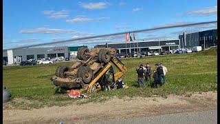 Экскаватор улетел в кювет и перевернулся: смертельное ДТП под Тверью