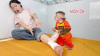 So smart! Monkey Mynu takes care everything while mom injured!